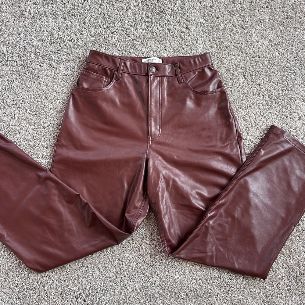 Abercrombie & Fitch The 90’s Straight Ultra High Rise Curve Love Vegan Leather